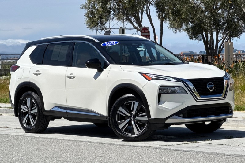 Nissan Rogue Vehicle Full-screen Gallery Image 02
