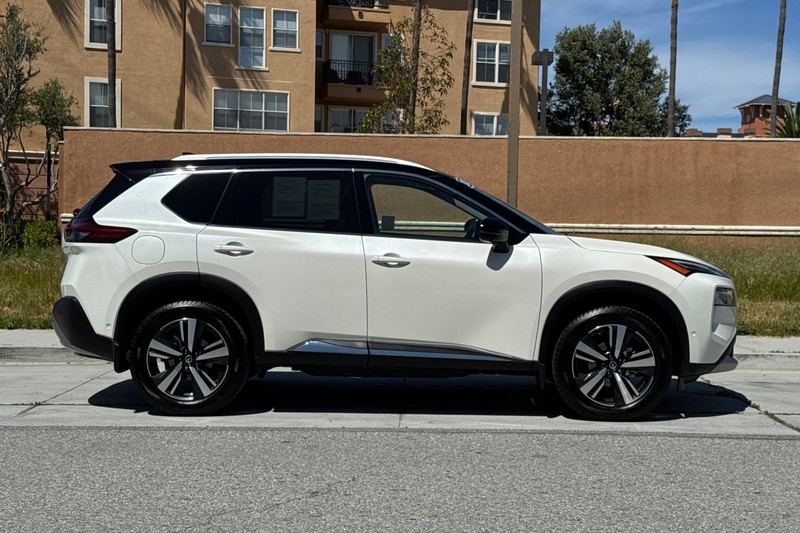 Nissan Rogue Vehicle Full-screen Gallery Image 03