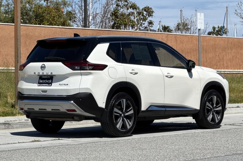 Nissan Rogue Vehicle Full-screen Gallery Image 04