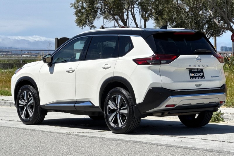 Nissan Rogue Vehicle Full-screen Gallery Image 06