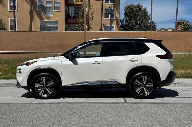 Nissan Rogue Vehicle Full-screen Gallery Image 07