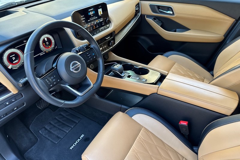 Nissan Rogue Vehicle Full-screen Gallery Image 10