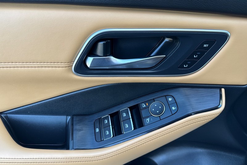 Nissan Rogue Vehicle Full-screen Gallery Image 11