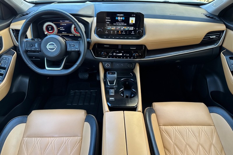 Nissan Rogue Vehicle Full-screen Gallery Image 13