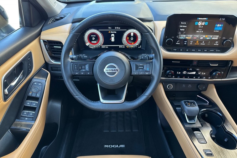 Nissan Rogue Vehicle Full-screen Gallery Image 14