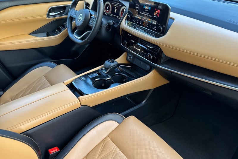 Nissan Rogue Vehicle Full-screen Gallery Image 15