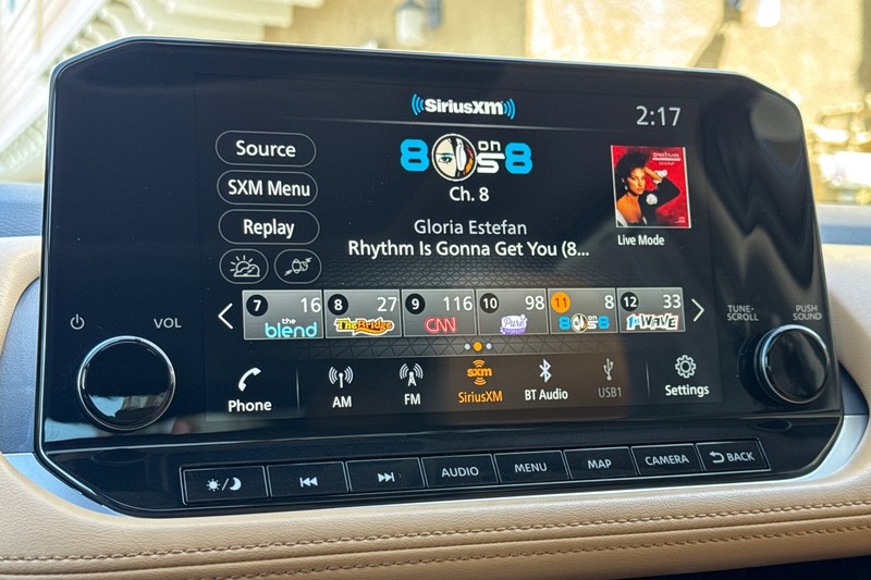 Nissan Rogue Vehicle Full-screen Gallery Image 17