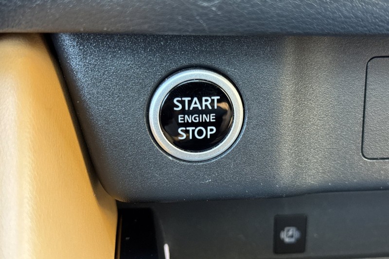 Nissan Rogue Vehicle Full-screen Gallery Image 22