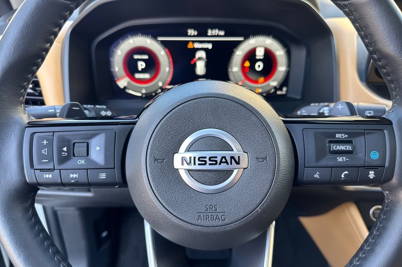 Nissan Rogue Vehicle Full-screen Gallery Image 23