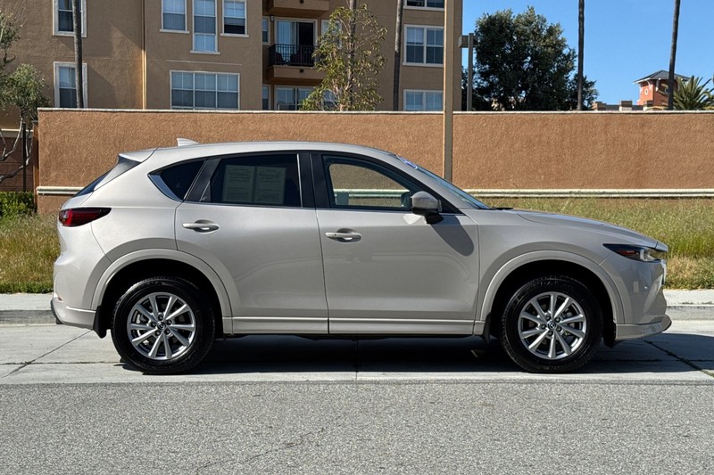 Mazda CX-5 Vehicle Full-screen Gallery Image 03