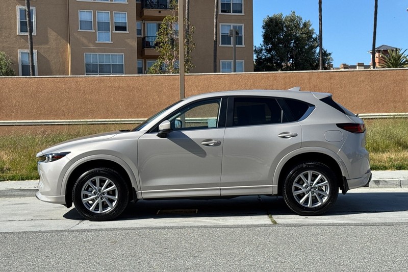Mazda CX-5 Vehicle Full-screen Gallery Image 07