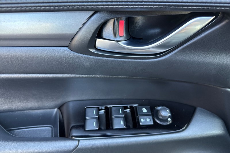 Mazda CX-5 Vehicle Full-screen Gallery Image 11