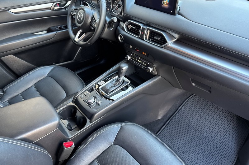 Mazda CX-5 Vehicle Full-screen Gallery Image 15