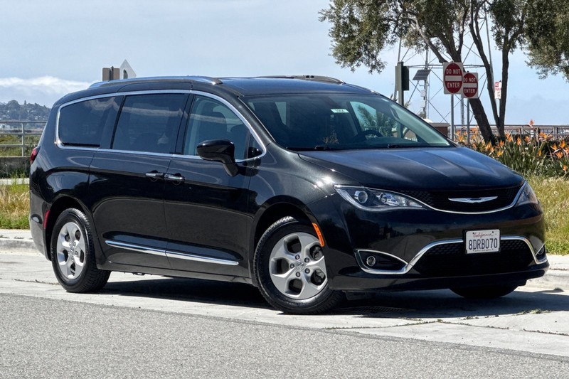 Chrysler Pacifica Vehicle Full-screen Gallery Image 02