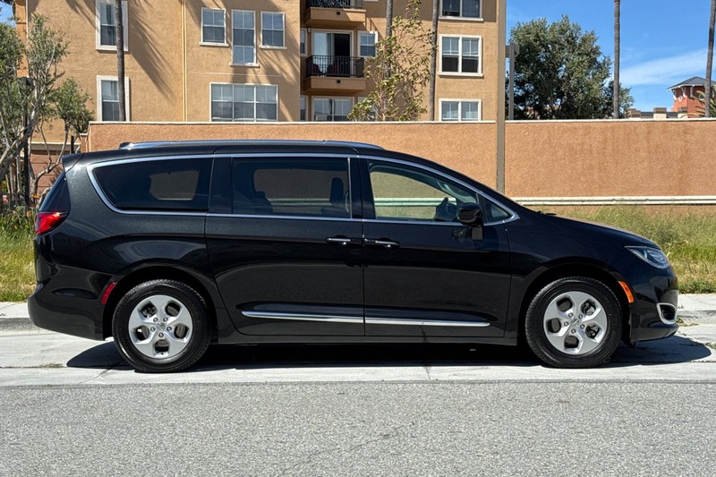 Chrysler Pacifica Vehicle Full-screen Gallery Image 03