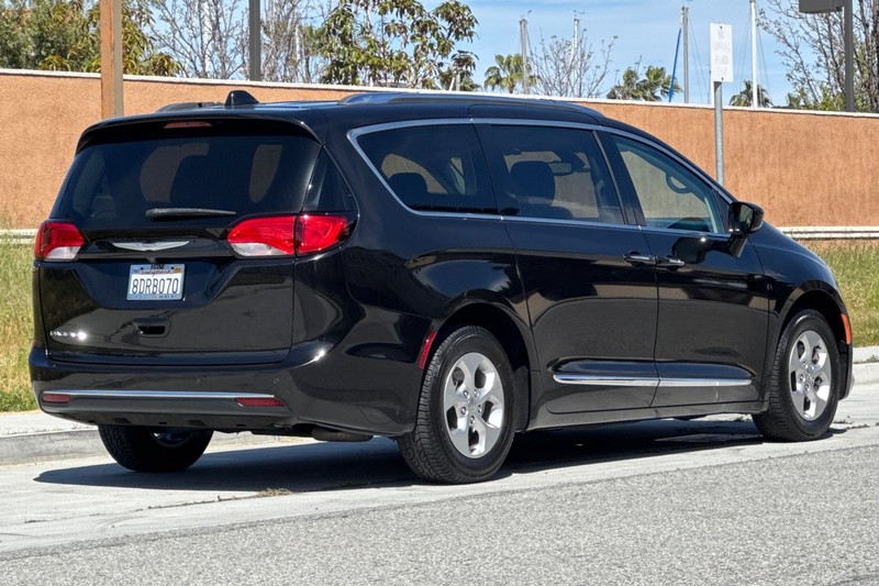 Chrysler Pacifica Vehicle Full-screen Gallery Image 04