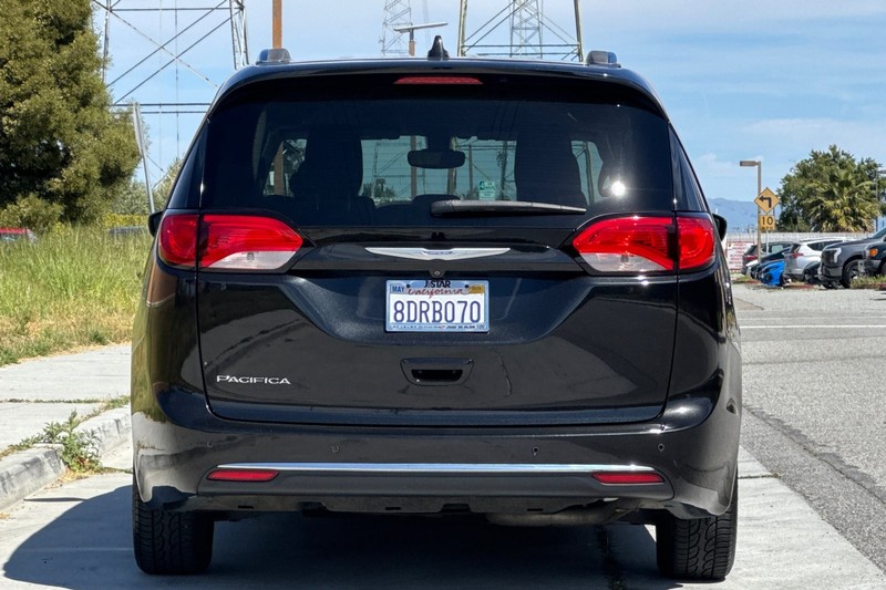 Chrysler Pacifica Vehicle Full-screen Gallery Image 05