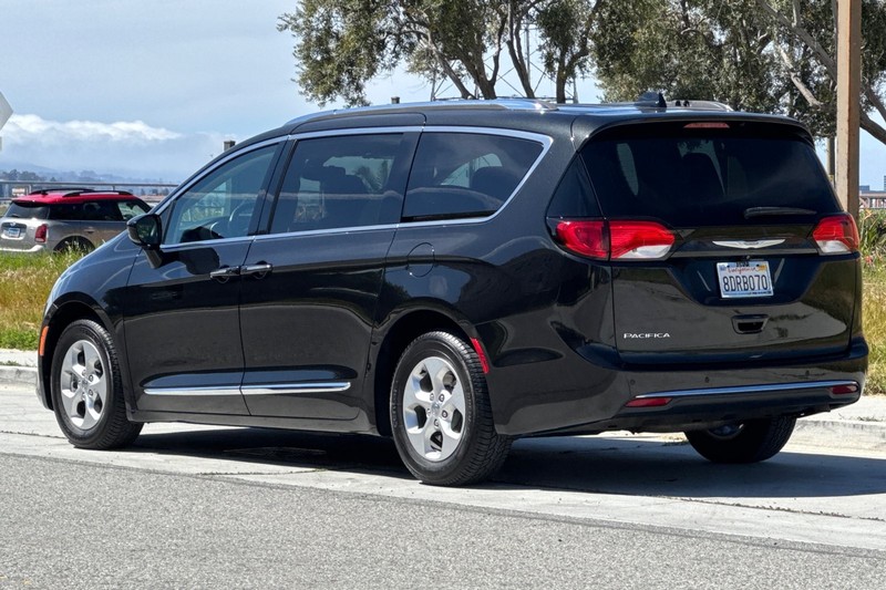 Chrysler Pacifica Vehicle Full-screen Gallery Image 06