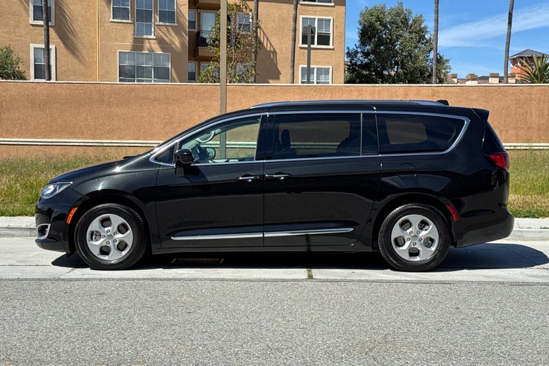 Chrysler Pacifica Vehicle Full-screen Gallery Image 07