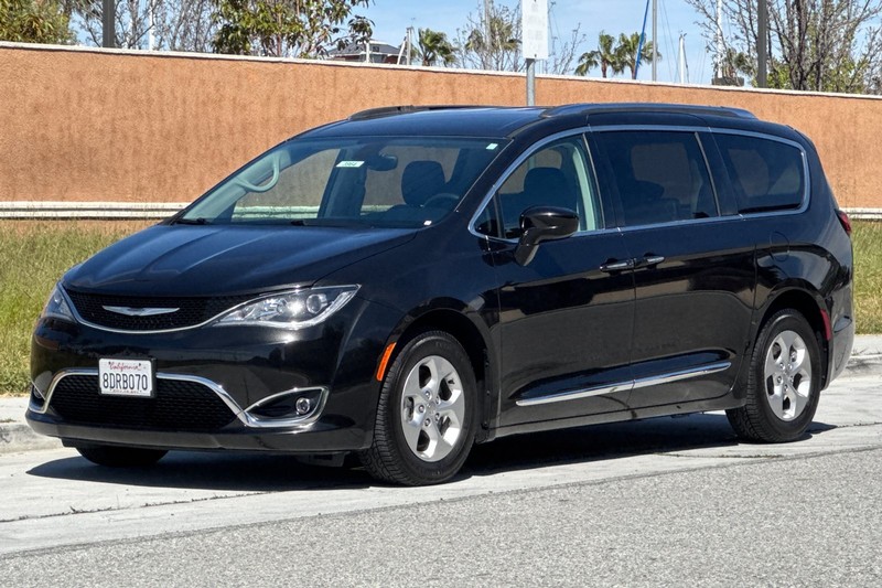 Chrysler Pacifica Vehicle Full-screen Gallery Image 08