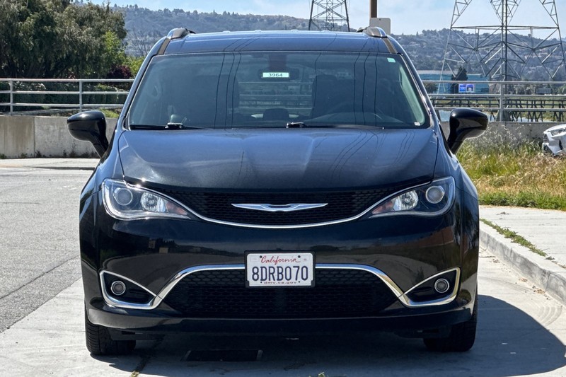 Chrysler Pacifica Vehicle Full-screen Gallery Image 09