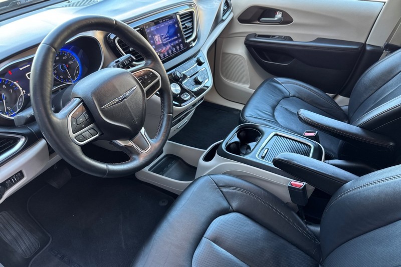 Chrysler Pacifica Vehicle Full-screen Gallery Image 10