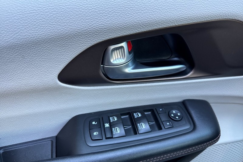 Chrysler Pacifica Vehicle Full-screen Gallery Image 11