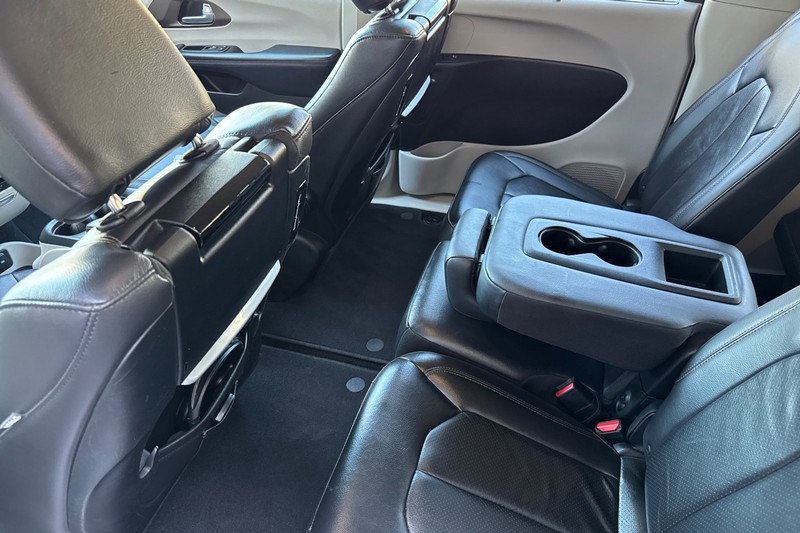 Chrysler Pacifica Vehicle Full-screen Gallery Image 12