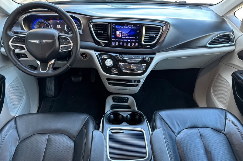 Chrysler Pacifica Vehicle Full-screen Gallery Image 13