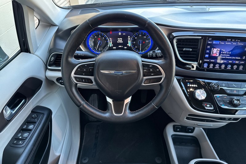 Chrysler Pacifica Vehicle Full-screen Gallery Image 14
