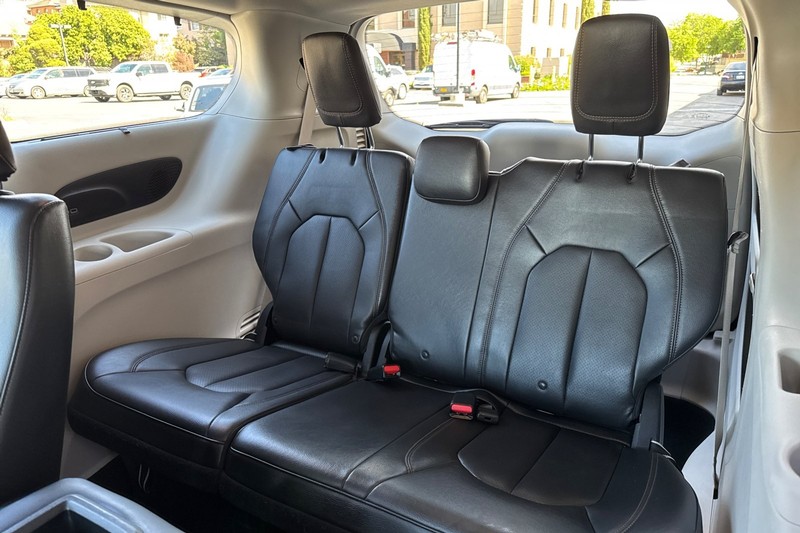Chrysler Pacifica Vehicle Full-screen Gallery Image 15