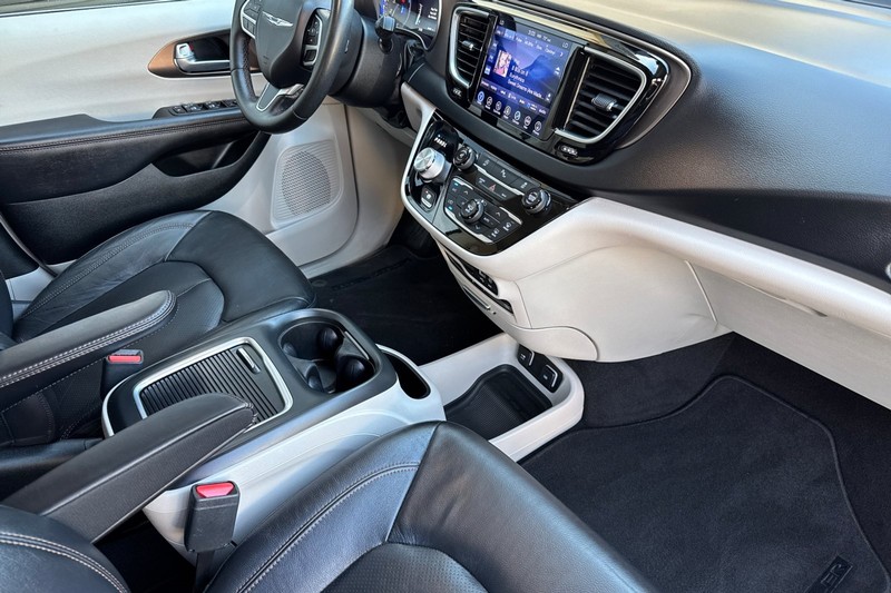 Chrysler Pacifica Vehicle Full-screen Gallery Image 16