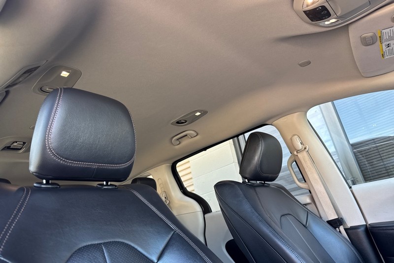 Chrysler Pacifica Vehicle Full-screen Gallery Image 17