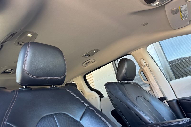 Chrysler Pacifica Vehicle Full-screen Gallery Image 18