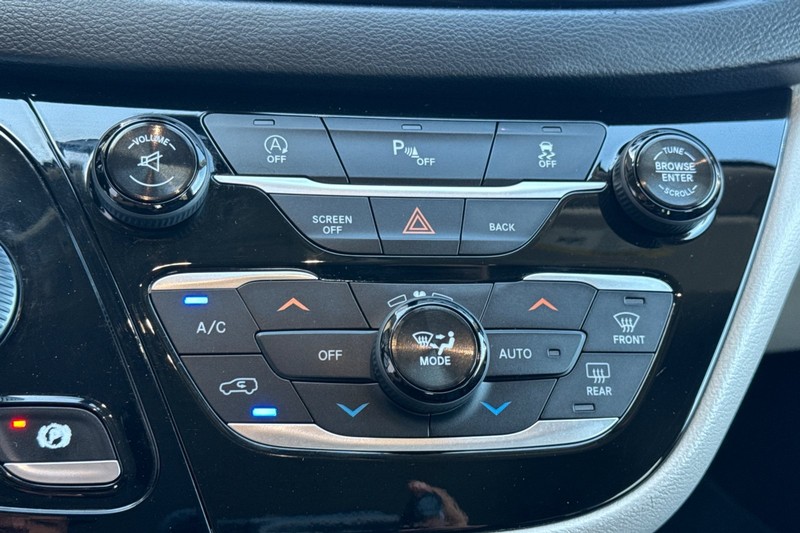 Chrysler Pacifica Vehicle Full-screen Gallery Image 22