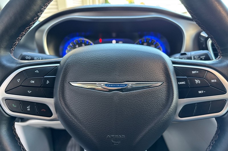Chrysler Pacifica Vehicle Full-screen Gallery Image 25