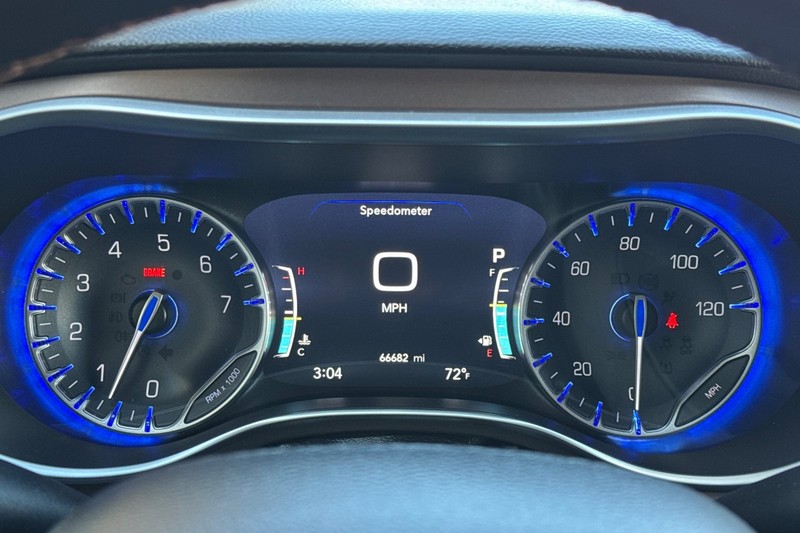 Chrysler Pacifica Vehicle Full-screen Gallery Image 26