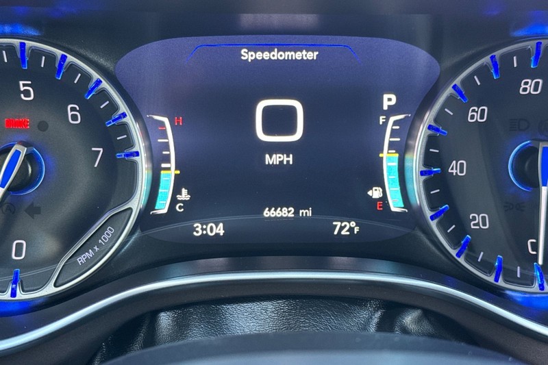 Chrysler Pacifica Vehicle Full-screen Gallery Image 27