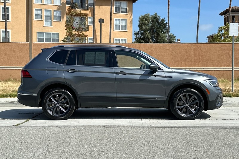 Volkswagen Tiguan Vehicle Full-screen Gallery Image 03
