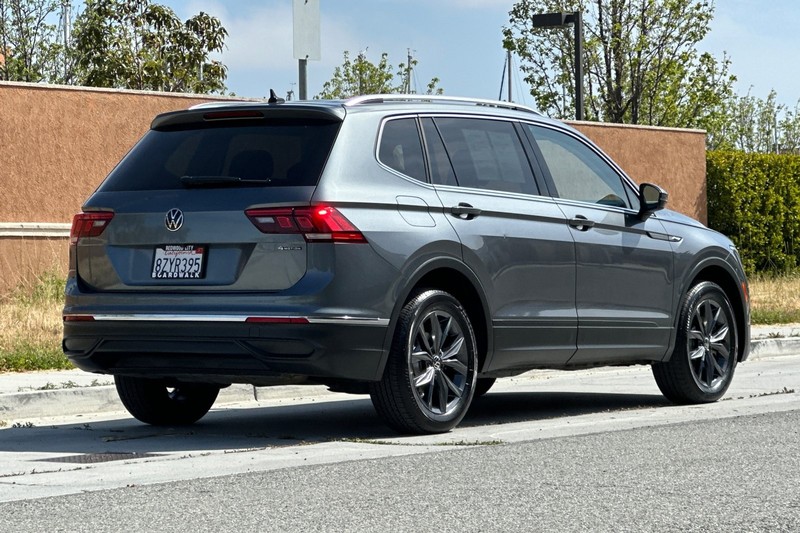 Volkswagen Tiguan Vehicle Full-screen Gallery Image 04