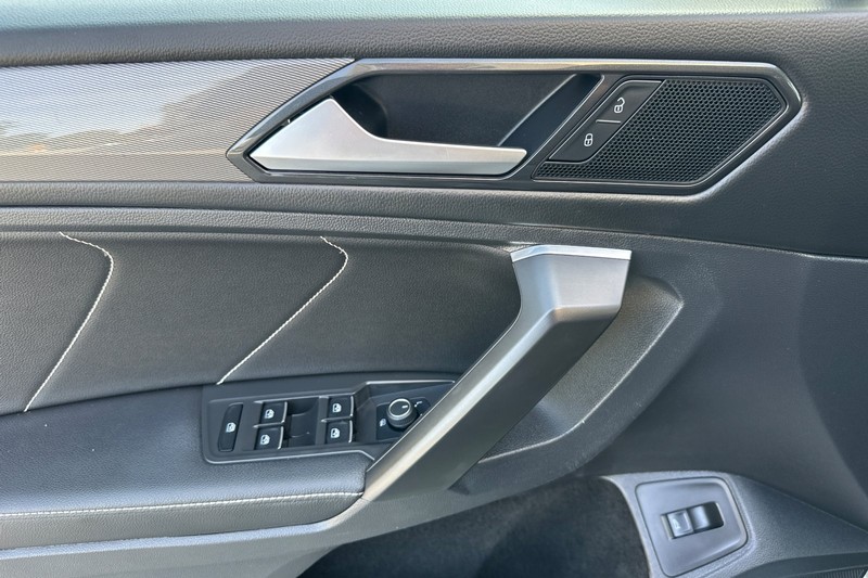 Volkswagen Tiguan Vehicle Full-screen Gallery Image 11