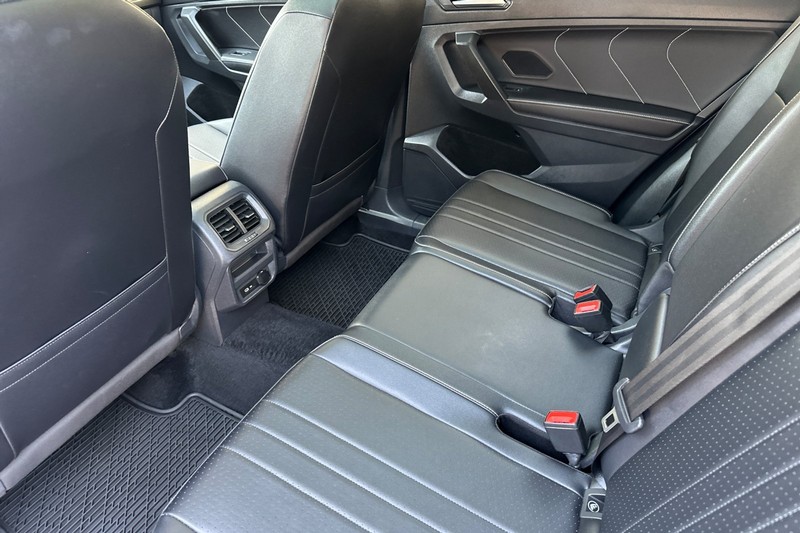 Volkswagen Tiguan Vehicle Full-screen Gallery Image 12