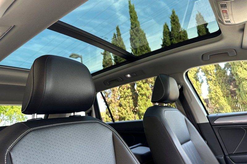 Volkswagen Tiguan Vehicle Full-screen Gallery Image 17