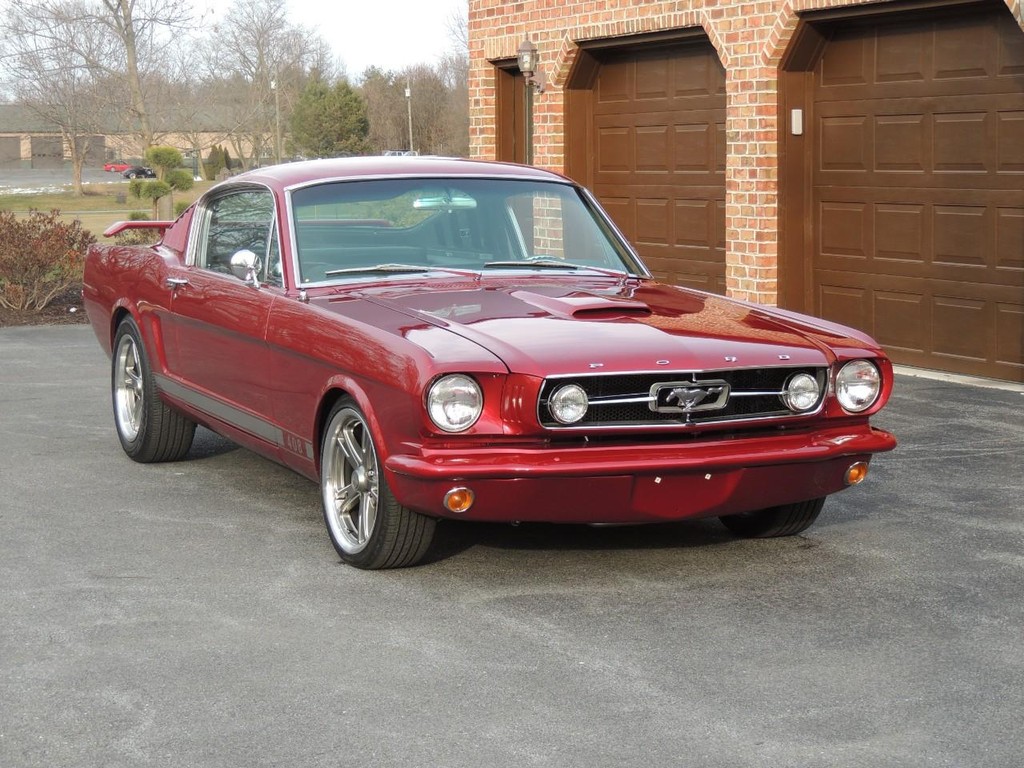 Ford Mustang Vehicle Full-screen Gallery Image 11