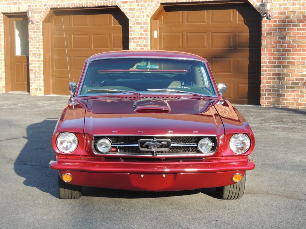 Ford Mustang Vehicle Full-screen Gallery Image 24