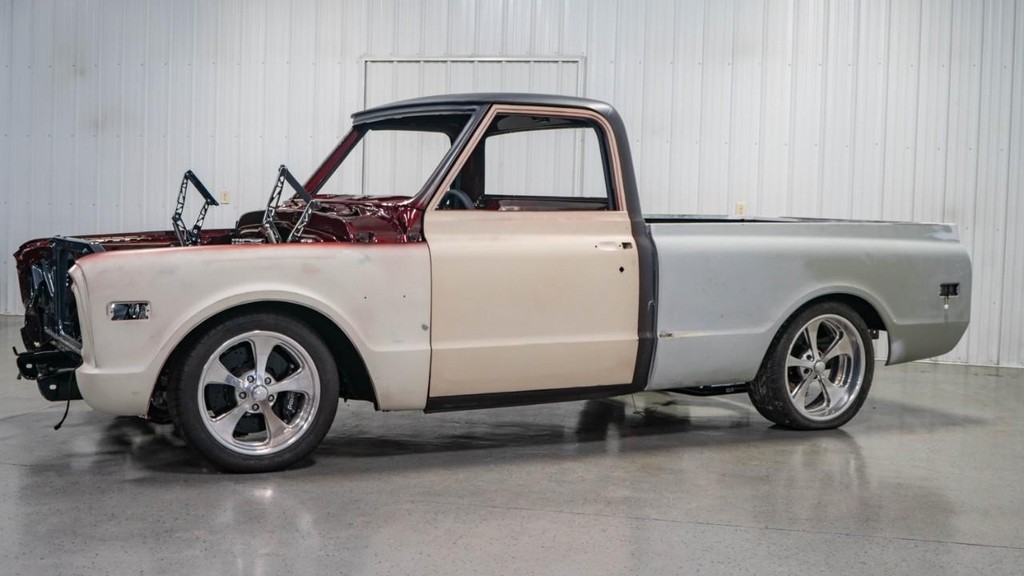 Chevrolet C 10 Vehicle Full-screen Gallery Image 1