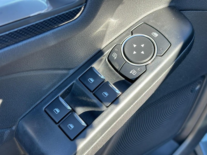 Ford Escape Vehicle Full-screen Gallery Image 10