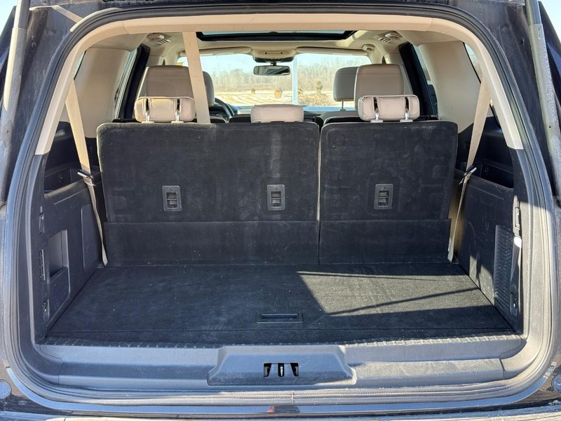 Ford Expedition Max Vehicle Full-screen Gallery Image 6