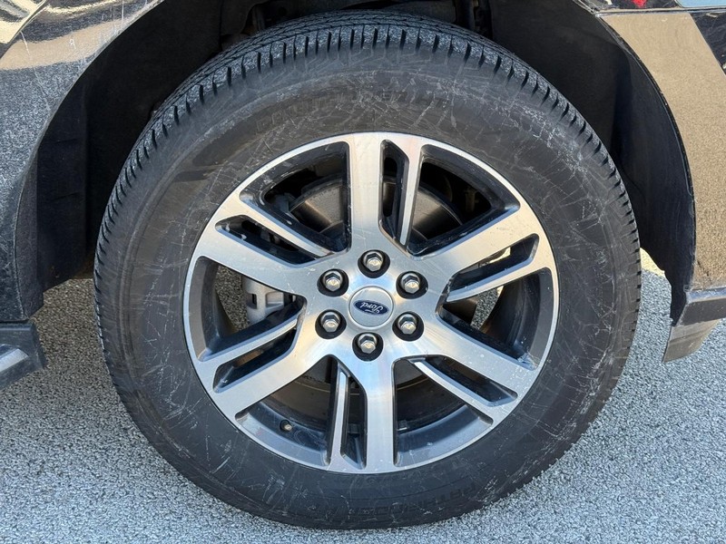 Ford Expedition Max Vehicle Full-screen Gallery Image 7