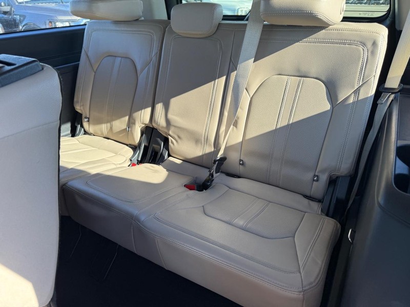 Ford Expedition Max Vehicle Full-screen Gallery Image 10